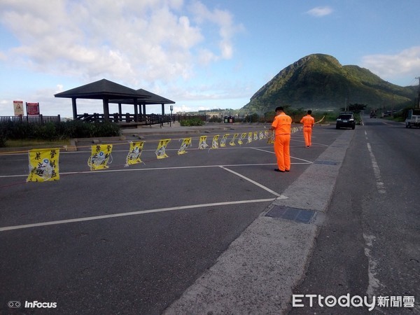 強烈颱風「瑪莉亞」撲襲北台灣，第一二岸巡隊針對禁限制區域拉設封鎖線，防止民眾進入限制區域，維護民眾生命及財產安全。（圖／第一二岸巡隊提供）