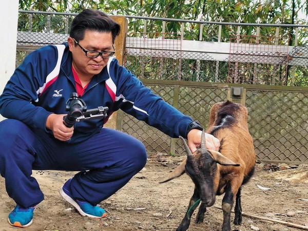 山上國中飼養山羊出名，江宇倫經常規劃各種課程，甚至還在山羊滿月時準備紅蛋，更拍攝不少關於山羊的微電影。（翻攝自江宇倫臉書）