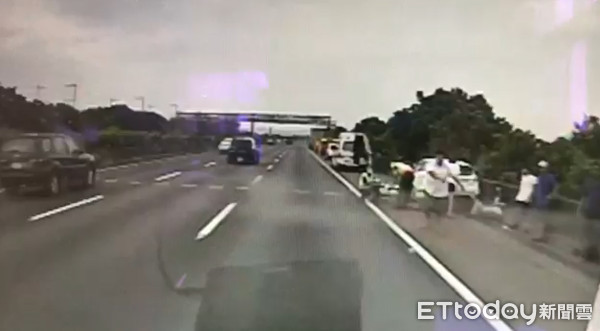 ▲▼ 國一南下183.8k車禍,一車5女傷「16歲女意識不清」急送醫 。(圖/記者吳欣晏翻攝)