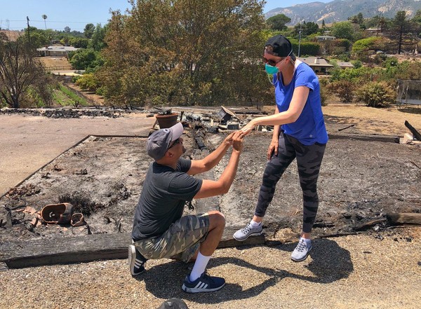 ▲▼加州一對夫妻房子被火燒光，老公在廢墟裡找到戒指，再次求婚鼓舞士氣。（圖／翻攝自推特／SBCFireInfo@EliasonMike）