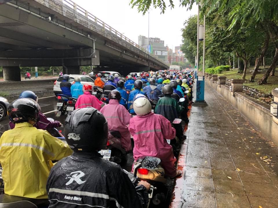 ▲▼瑪莉亞颱風車禍全武行！西瓜哥痛打全罩安全帽　中山北路塞爆。（圖／翻攝自爆怨公社）