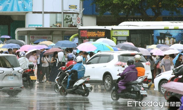 ▲颱風提早下班，民眾冒雨趕著回家、交通大塞車▼。（圖／記者屠惠剛攝）