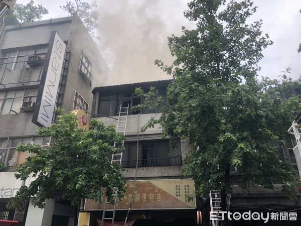 快訊／颱風夜不平靜！  北市南京東路公寓3樓起火。（圖／記者趙永博攝）