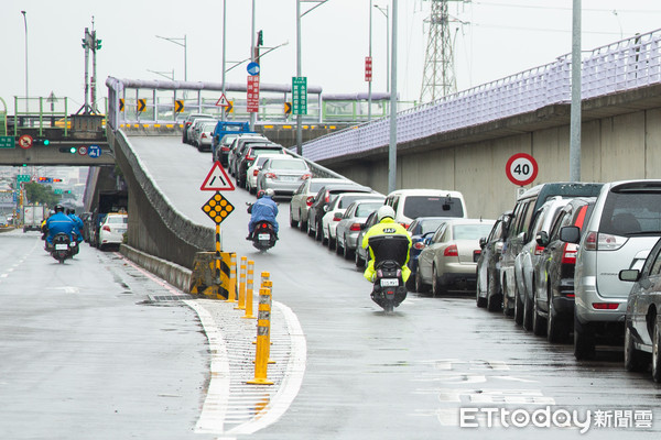 ▲▼瑪莉亞颱風,新北市河堤邊開放紅黃線停車,颱風天。（圖／記者季相儒攝）