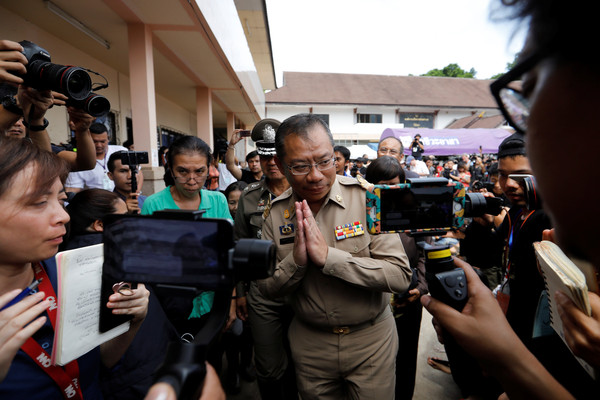 ▲▼ 泰國洞穴救援行動指揮官、清萊省代理省長納隆薩（Narongsak Osottanakorn）出席記者會。（圖／路透社）