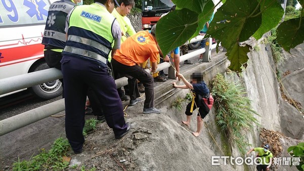 李女墜崖處下方就是驚濤大浪，加上瑪莉亞襲台海況不佳，李女因受困斷崖一夜心有餘悸，所幸意識清楚僅身體部分擦傷，送醫後無大礙。（圖／新城分局提供）