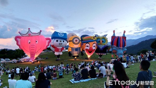 熱氣球嘉年華第三場次光雕音樂會，將在台東空軍志航基地舉行，有9顆熱氣球一起參與，與國軍現役戰機相互輝映，搭配空軍樂儀隊的分列式伴奏表演，精彩可期。（圖／台東縣政府提供）