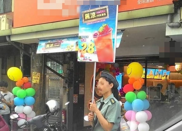 ▲▼知名連鎖手搖飲業者讓女店員穿上軍便服攬客,國防部憤怒喊告。(圖/翻攝臉書)