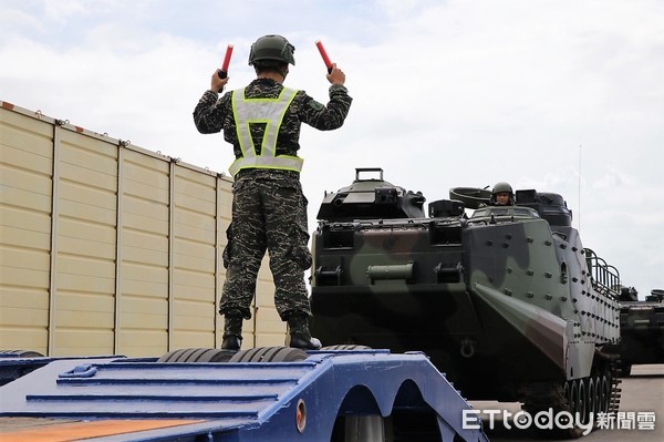 ▲陸戰隊AAV—7兩棲登陸車在颱風來襲前，就已預置兵力至可能災區待命。（圖／國防部提供）