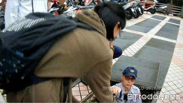 ▲▼東海大學女學生機車鑰匙掉入水溝，六分局員警主動協助，物歸原主，讓她十分感動。（圖／記者李忠憲翻攝）