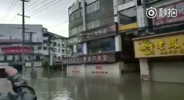 ▲成都暴雨大淹水。（圖／翻攝自微博）