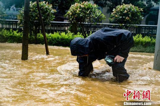 ▲成都暴雨大淹水。（圖／翻攝中新網）