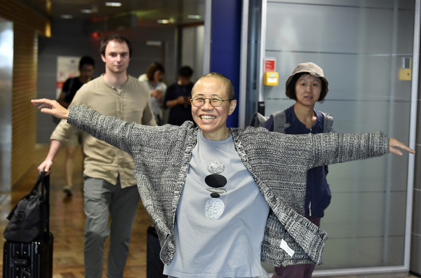 ▲劉霞周二抵達赫爾辛基機場時，作出自由飛 竹姿勢。接著她轉飛柏林。(圖／達志影像／美聯社)