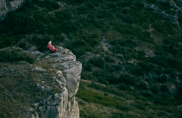 ▲郭雪芙為了寫真照，在懸崖驚險拍攝 。（圖／好妙娛樂）