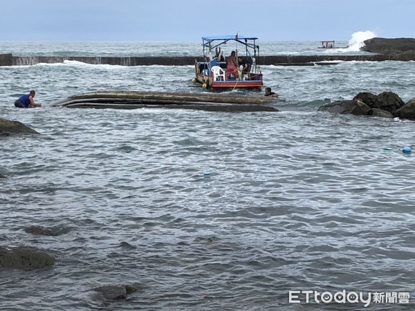 進富號膠筏於龜庵養殖場前方遭湧浪拍打導致翻覆，落海船長經新社機動巡邏組及民眾協力救援上岸。（圖／第一二岸巡隊提供）