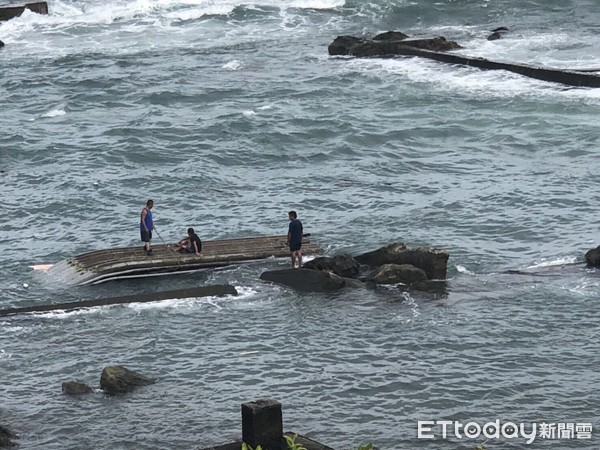 進富號膠筏於龜庵養殖場前方遭湧浪拍打導致翻覆，落海船長經新社機動巡邏組及民眾協力救援上岸。（圖／第一二岸巡隊提供）