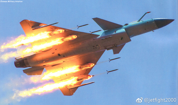 解放軍殲-10C戰機火力全開發射火箭彈，網友形容其為「暴雨梨花式」發射。（圖／翻攝自環球軍事）