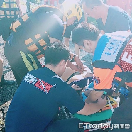 ▲台南市消防局出動消防救生艇，在台南市安平四草大橋救溺送醫搶救。（圖／記者林悅翻攝，下同）