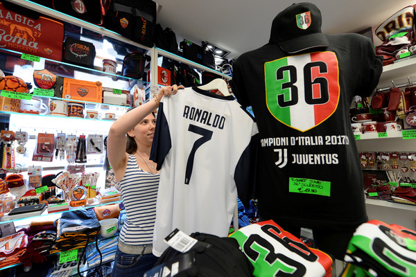 ▲C羅（Cristiano Ronaldo）在新東家尤文的球衣已經開始大賣。（圖／記者馬力攝）