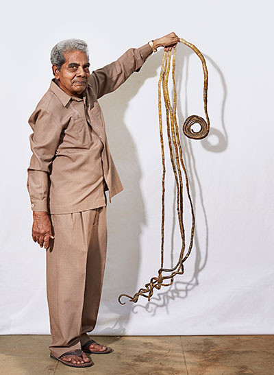 ▲▼印度阿伯（Shridhar Chillal）剪掉留了66年的指甲。（圖／路透社）。（圖／翻攝自guinnessworldrecords網站）
