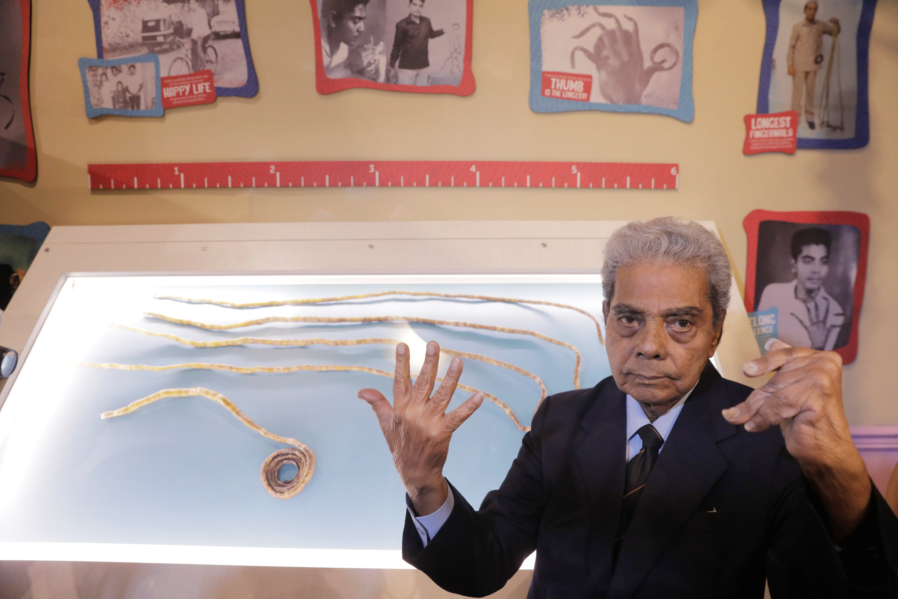 ▲▼金氏世界紀錄有著最長指甲的保持人Shridhar Chillal，將他留了66年超過9公尺長的指甲剪掉。（圖／路透）