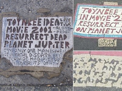 神秘碑文嵌在馬路上！《死人在木星復活》20多年現世上百次