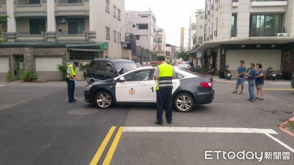 ▲台南市警五分局和緯派出所警員王翌諴，駕駛警用巡邏車，載警員鄭人豪，15日清晨5時40分許，巡邏行經文成三路682巷、北成路口時，與林姓婦人所駕駛的自用小客貨車發生車禍肇事。（圖／記者林悅翻攝，下同）