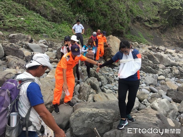 ▲▼民眾在知名古道受傷，海巡弟兄到場救援。（圖／記者宋德威翻攝，下同）