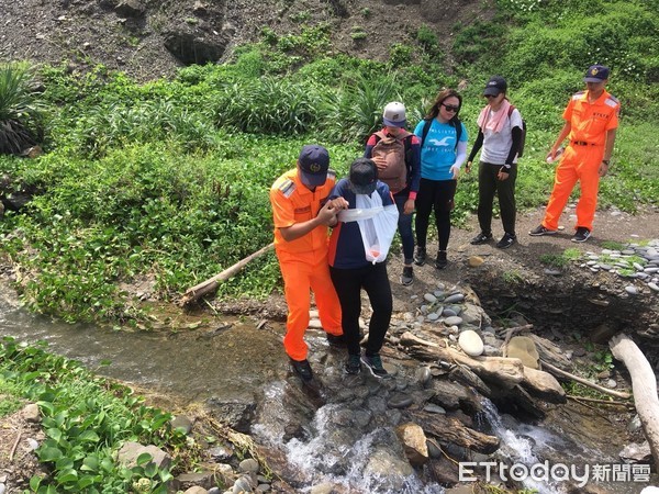 ▲▼民眾在知名古道受傷，海巡弟兄到場救援。（圖／記者宋德威翻攝，下同）