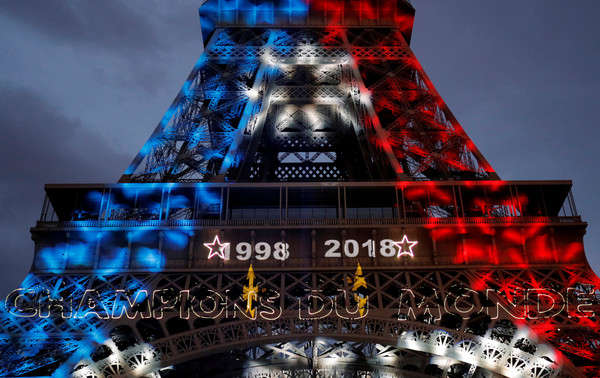 ▲▼  慶祝法國隊奪下2018年世足賽冠軍，艾菲爾鐵塔上打出1998和2018的奪冠年數字。（圖／路透）