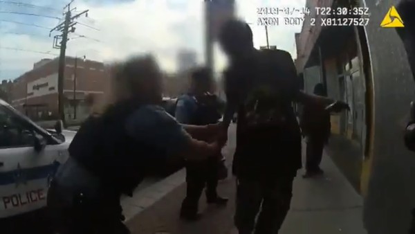 ▲▼美國芝加哥警方公布的影片顯示，奧格斯特斯（Harith Augustus）從腰間拿出槍枝。（圖／翻攝自芝加哥警察Anthony Guglielmi的推特影片）