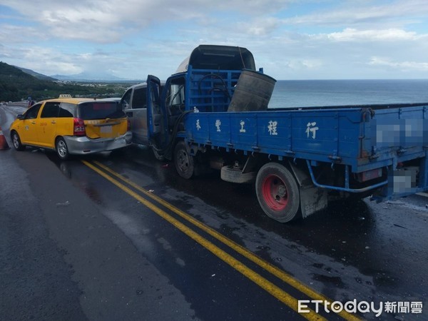 大貨車行經松子㵎高架橋下坡路段時因煞車不及，撞擊前方5輛自小客車，造成2名駕駛及乘客受到輕傷。（圖／台東縣警察局提供）