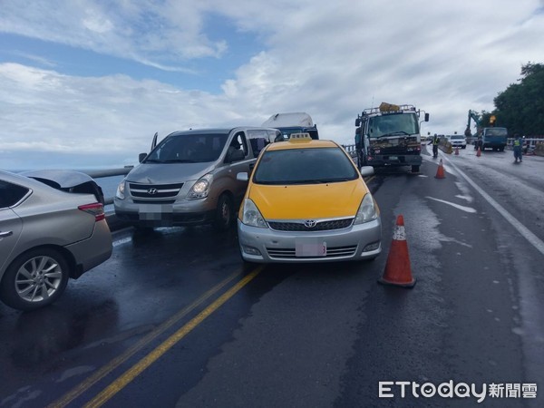 大貨車行經松子㵎高架橋下坡路段時因煞車不及，撞擊前方5輛自小客車，造成2名駕駛及乘客受到輕傷。（圖／台東縣警察局提供）