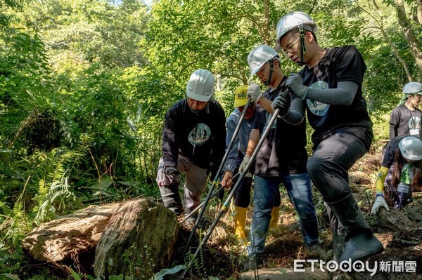 ▲馬遠部落學習工作營參與的志工們不只與部落族人一同完成修建步道的挑戰，還在媲美阿凡達場景、視野極佳的大榕樹下享受部落特別準備的豪華美食。（圖／縱管處提供）