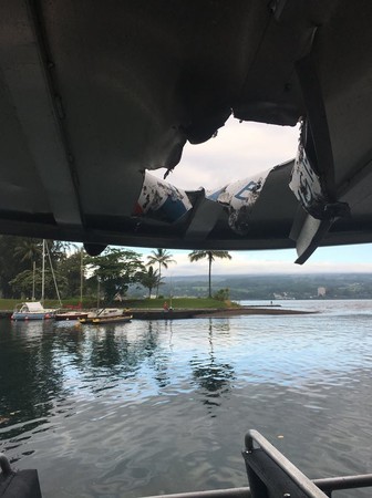 「火山彈」擊中夏威夷觀光船。（圖／翻攝自Hawaii DLNR粉專）