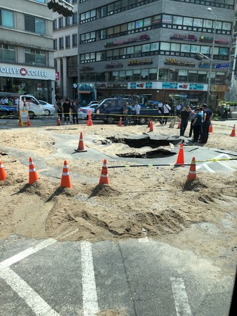 ▲▼ 南韓首爾忠武路站附近疑似天氣過熱水管爆裂，馬路淹大水。（圖／翻攝自Twitter @qp_b_qp）