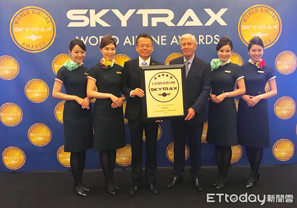 ▲長榮航空連續三年獲得SKYTRAX頒發五星級航空公司的肯定，由SKYTRAX執行長Edward Plaisted(右三)頒獎，長榮航空總經理孫嘉明(左三)特地前往英國領獎。(圖／長榮航空提供)