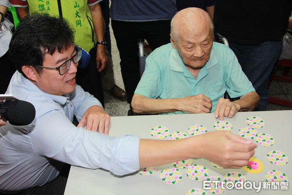 ▲▼姚文智關懷銀髮族。(圖/姚辦攝)