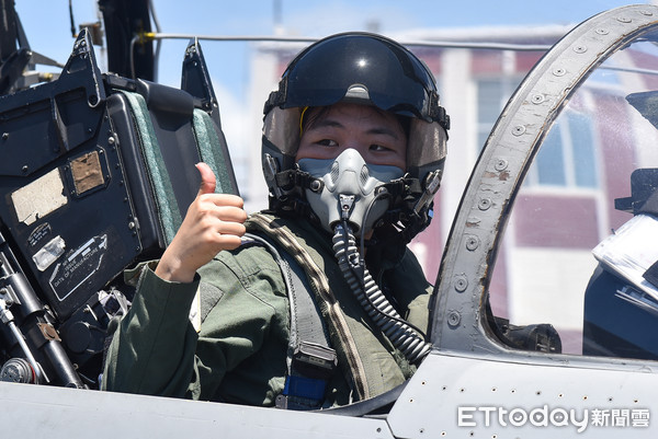 ▲▼空軍三型主力戰機首批女飛行員媒體邀訪,F-CK-1,IDF,經國號戰鬥機,范宜鈴。（圖／記者李毓康攝）