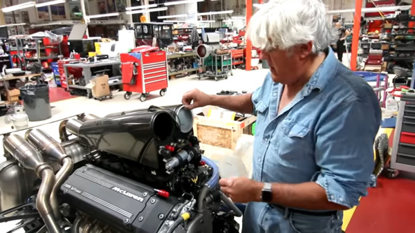 ▲美國汽車收藏家Jay Leno在影片中分享 McLaren F1更換油箱的經驗。（圖／翻攝自youtube）