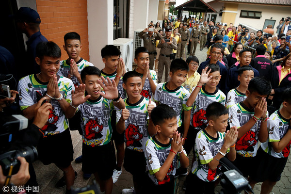 ▲▼受困洞窟獲救的泰國少年足球隊出院露面。（圖／CFP）