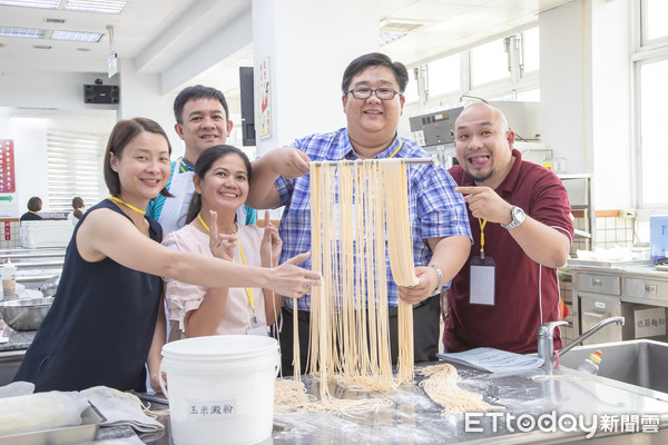 ▲嘉南藥理大學接待菲律賓知名麵粉與製麵業者一行30餘人，自7月16日起於該校展開為期5天的新鮮麵條台灣研習活動。（圖／嘉藥提供，下同）