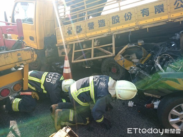 ▲▼國道3號高速公路發生車禍，1輛小客車疑為歸走路肩撞上工程車，造成公車人員1男1女被撞困車底。（圖／記者李忠憲翻攝）