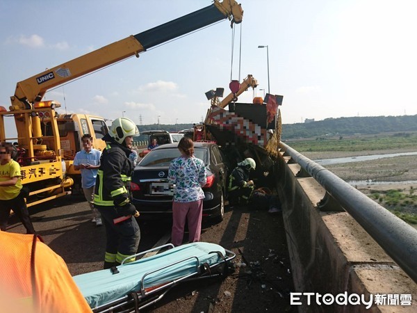 ▲▼國道3號高速公路發生車禍，1輛小客車疑為歸走路肩撞上工程車，造成公車人員1男1女被撞困車底。（圖／記者李忠憲翻攝）