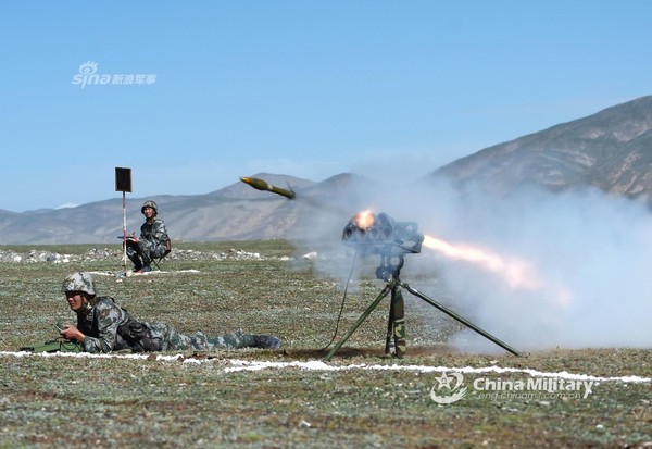 ▲解放軍最小的一款多管火箭砲「FHJ-02型62毫米多管火箭炮發射裝置」曝光。（圖／翻攝自新浪軍事）