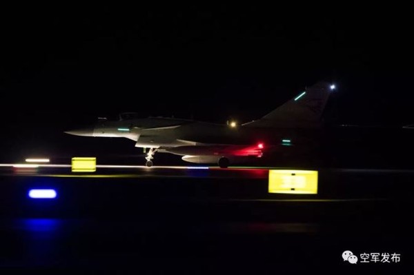  ▲ ▼ The first line of the APL, performing a night fighting training. (Figure / Re-photo of the Chinese Air Force) 