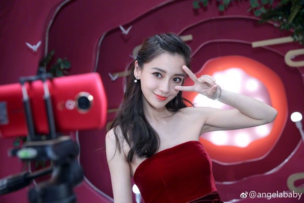 ▲▼Angelababy零修圖照，酸民都服了。（圖／翻攝自微博／Angelababy）