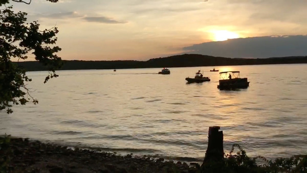 ▲▼密蘇里州觀光景點泰布爾羅克湖（Table Rock Lake）發生翻船意外。（圖／路透社）