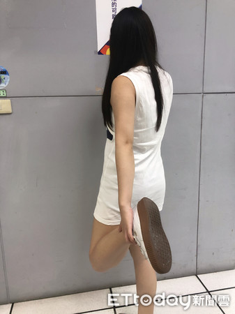 ▲簡文仁拉筋動作。(圖/記者曹悅華攝)