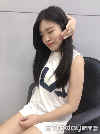 ▲簡文仁拉筋動作。(圖/記者曹悅華攝)